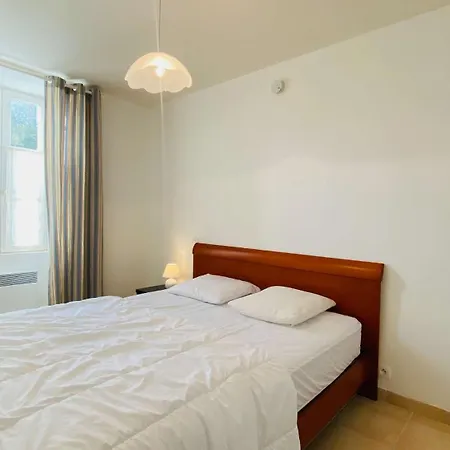 En Plein Centre Du Village, De Plain Pied Et Renovee En 2008 *