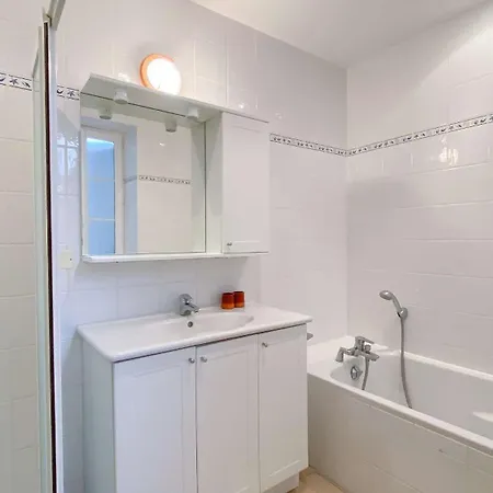 En Plein Centre Du Village, De Plain Pied Et Renovee En 2008