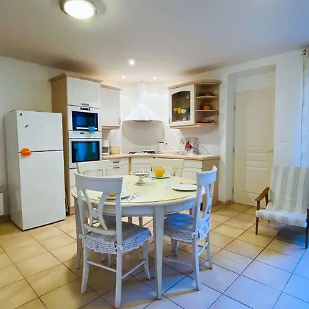 En Plein Centre Du Village, De Plain Pied Et Renovee En 2008