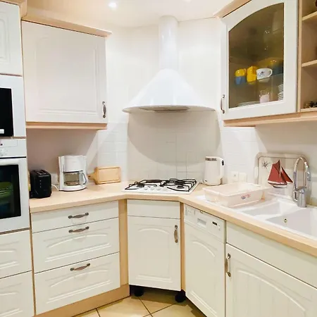 En Plein Centre Du Village, De Plain Pied Et Renovee En 2008 *