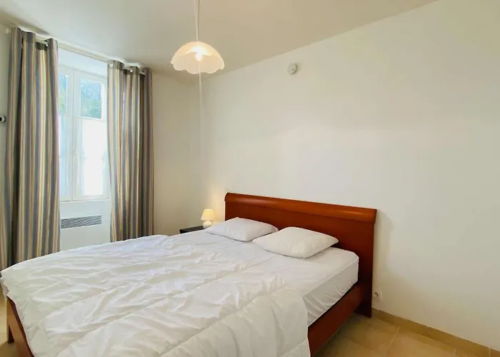 En Plein Centre Du Village, De Plain Pied Et Renovee En 2008 *