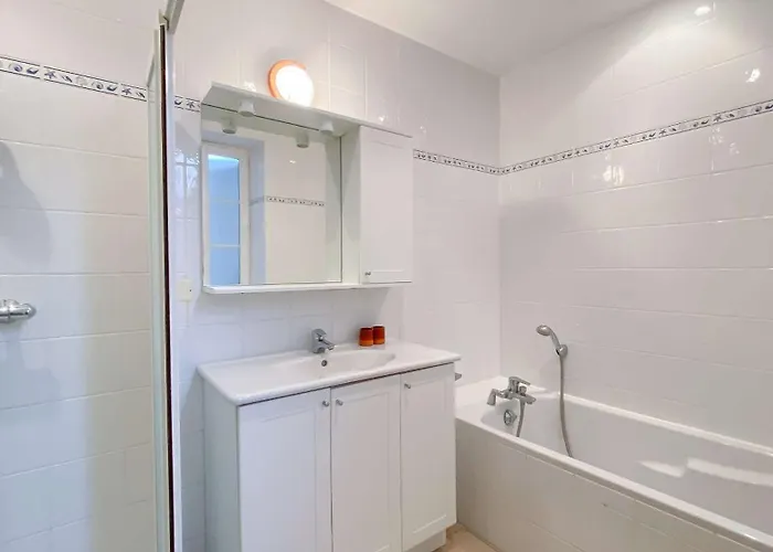 En Plein Centre Du Village, De Plain Pied Et Renovee En 2008