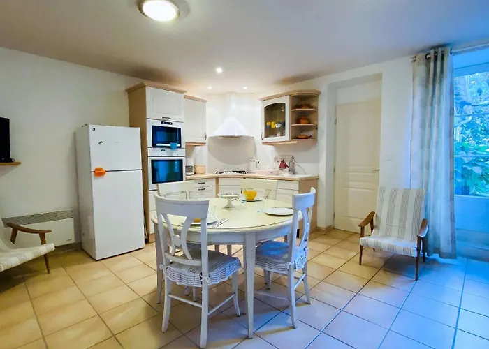 En Plein Centre Du Village, De Plain Pied Et Renovee En 2008