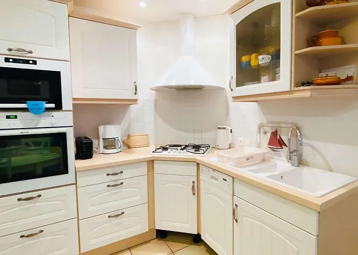 En Plein Centre Du Village, De Plain Pied Et Renovee En 2008 *